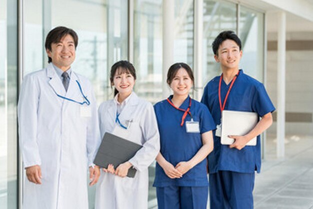 Photo a group of medical staff pose for a photo