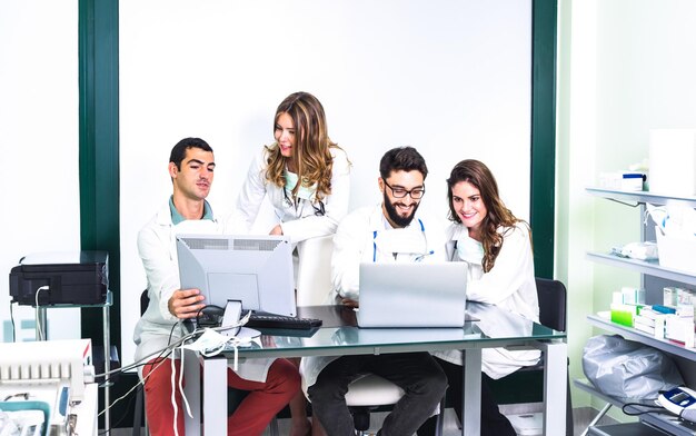 Gruppo di studenti di medicina presso la clinica sanitaria