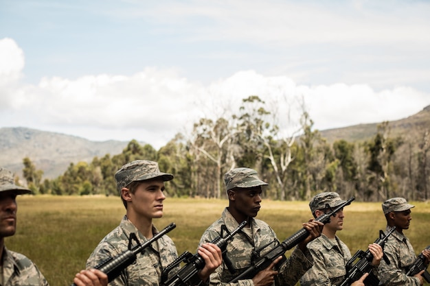 Foto gruppo di soldati militari in piedi con i fucili