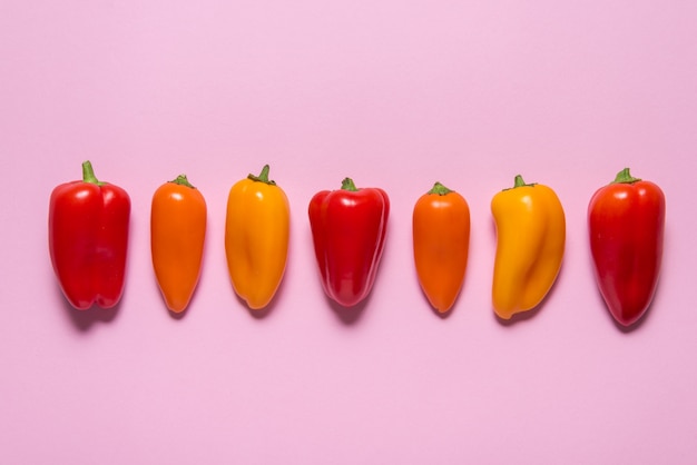 Gruppo di mini paprica, rosso, giallo e arancione