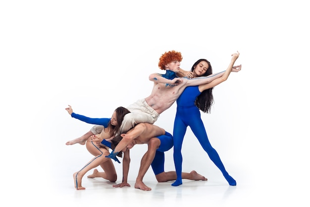 Группа современных танцоров, искусство современного танца, бело-голубое сочетание эмоций.