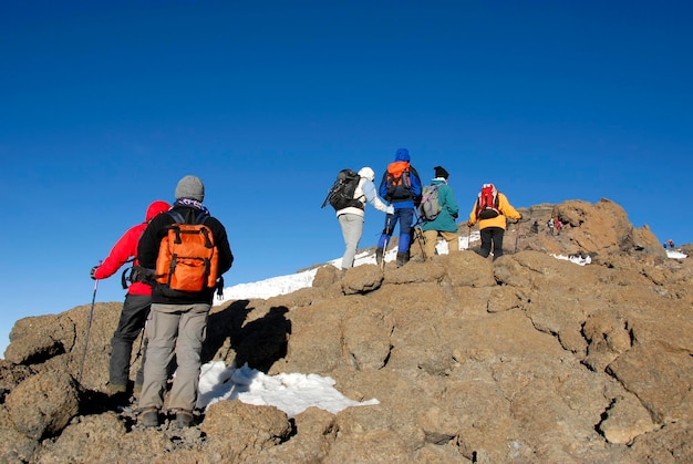 タンザニアのキリマンジャロ山のクレーターリムに登る登山者グループ