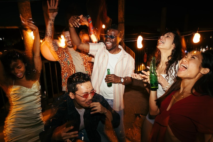 Photo group of multicultural people dances at the nighttime event