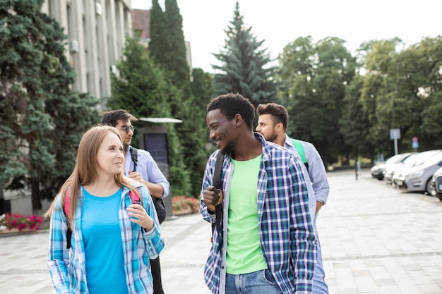 Photo group of multiethnic friends walking in the town