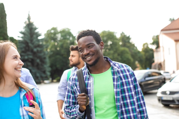 Gruppo di amici multietnici che camminano in città