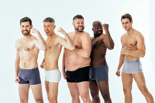 남성 에디션 바디 포지티브 뷰티 세트를 위해 포즈를 취한 다민족 남성 그룹. 나이가 다른 벗은 남자와 복서 속옷을 입은 몸