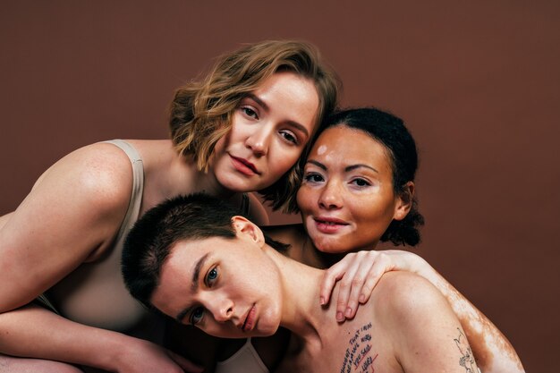 Группа многонациональных женщин с разной кожей, позирующих вместе в студии. Понятие о бодипозитиве и самопринятии