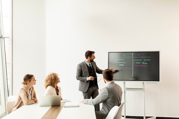 Foto gruppo di giovani imprenditori multietnici che lavorano insieme in ufficio