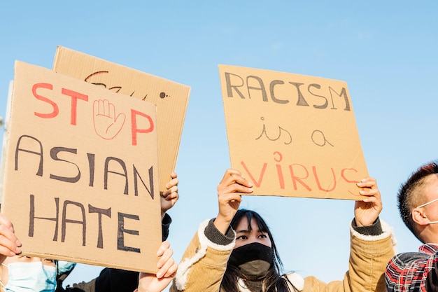 인종 차별에 반대하는 거리에서 시위하는 다민족 사람들의 그룹