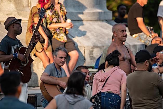 Photo a group of musicians are playing in a crowd.