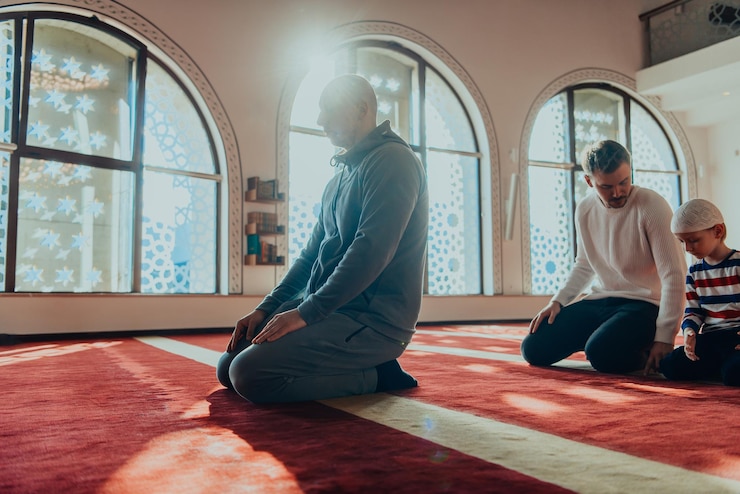 Photo a group of muslims in a modern mosque praying the muslim prayer namaz, during the holy month of ramadan.