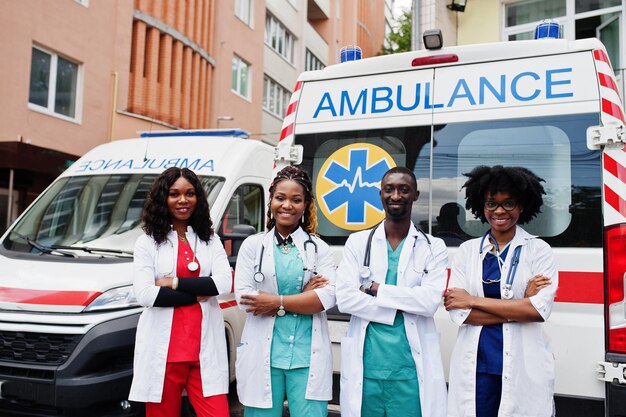 アフリカ​の​救急​救急車​の​救急​隊員​の​医師​の​グループ​。