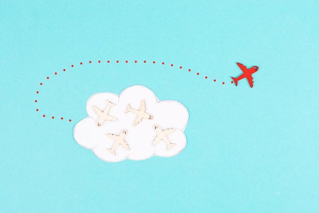 Фото Группа самолетов, летящих в облаке, красный самолет думает иначе и движется в противоположном направлении