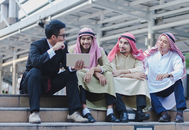 Фото Группа арабов, используя планшет и концепцию succsess для обучения.