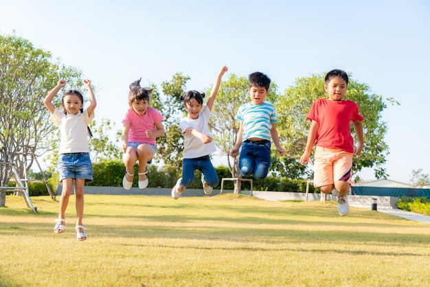 사진 재생과 함께 점프 아시아 유치원 아이들의 그룹
