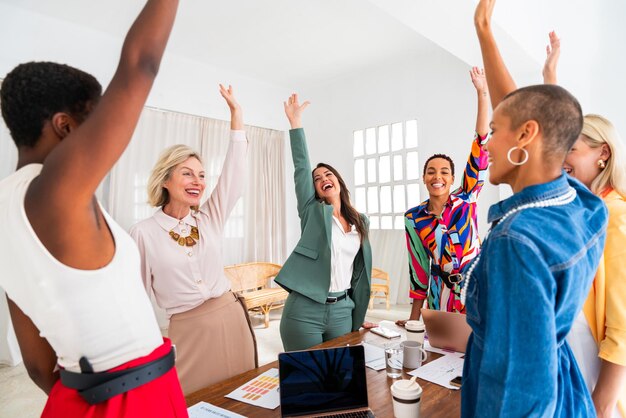 写真 オフィスで会った女性ビジネスマングループ