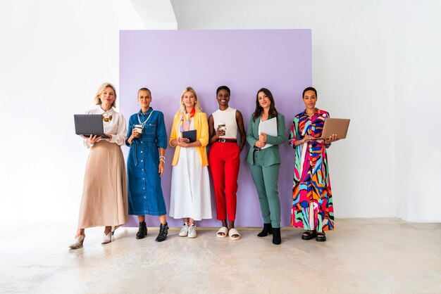 写真 オフィスで会った女性ビジネスマングループ