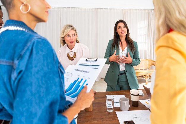 写真 オフィスで会った女性ビジネスマングループ