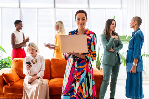 写真 オフィスで会った女性ビジネスマングループ