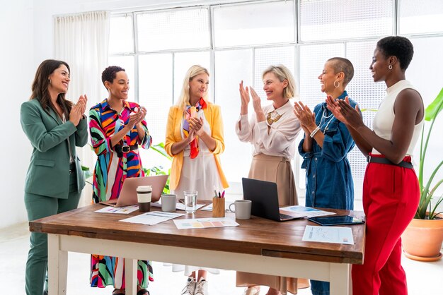 写真 オフィスで会った女性ビジネスマングループ