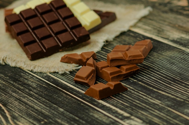 사진 다양한 색상의 초콜릿 바 그룹 다른 종류의 과자 소박한 나무 배경에 모듬된 초콜릿