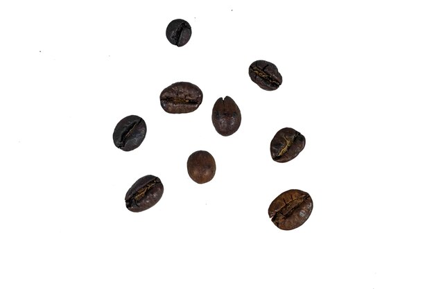Фото Группа кофейных зерен, выделенных на белом фоне