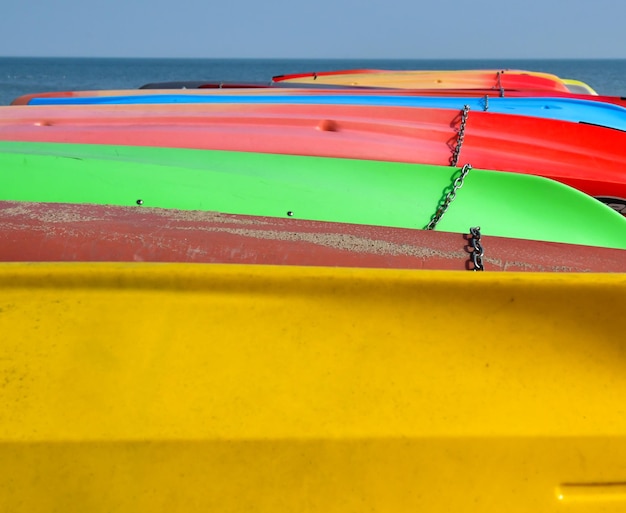 写真 浜辺の色とりどりのボートのグループ