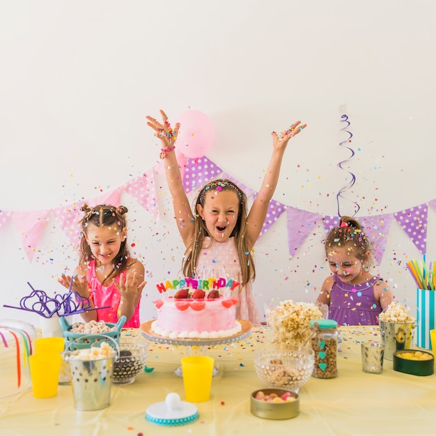 사진 집에서 생일 파티를 축하 흥분된 여자 친구의 그룹