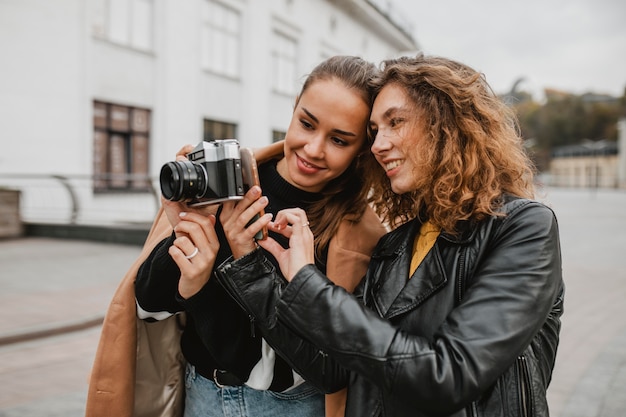 写真 プロのカメラをチェックしている友人のグループ