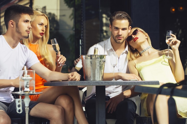 Фото Группа друзей пьет коктейли вместе в баре молодые люди вместе празднуют праздник