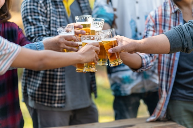 写真 健康的なライフスタイルを生き、ビールとビールを飲みながら応援をリラックスして幸せな友人のグループ