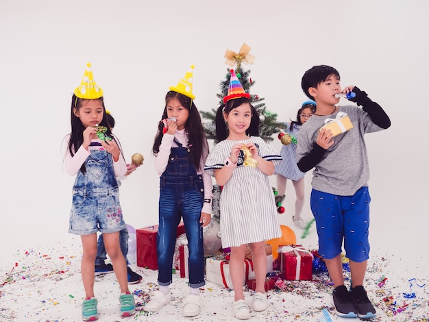 사진 아이들의 그룹은 파티를 축하하고 함께 크리스마스 재미를 즐길 수