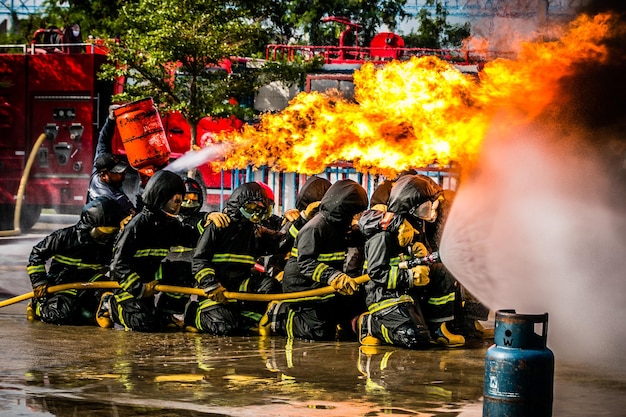 写真 水中の火に反対する人々のグループ