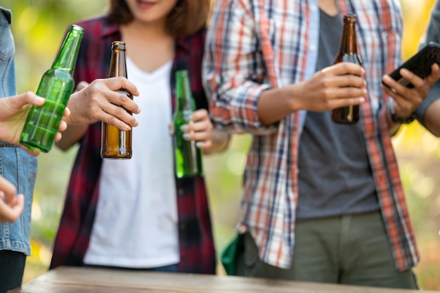 写真 グラスを飲む人たちのグループ