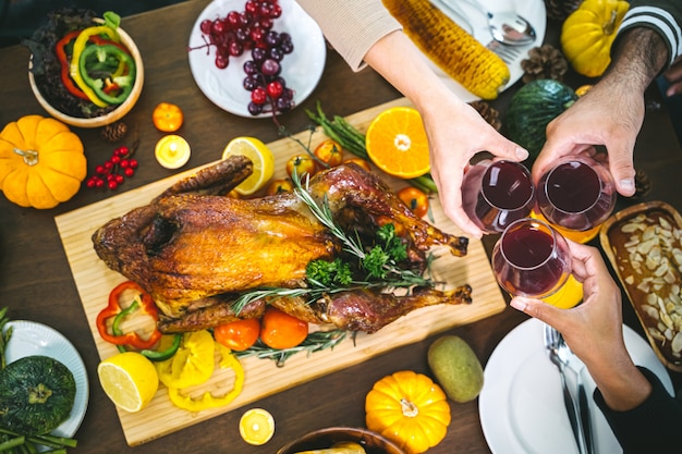 写真 七面鳥と一緒に夕食を楽しむ人々のグループ。