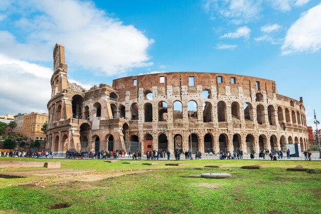 写真 歴史的な建物の前で人々のグループ