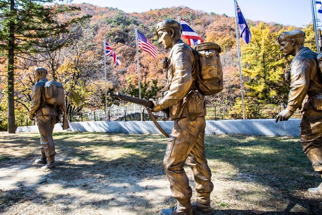 사진 전통 의 옷 을 입은 사람 들 의 집단