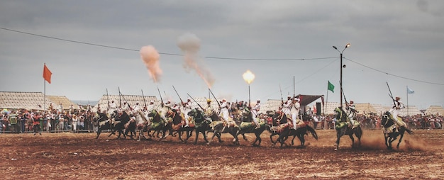 Фото Группа людей на земле