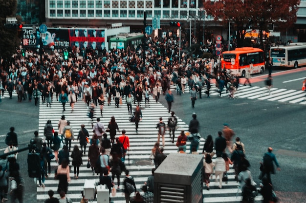 写真 通りに歩いている人々のグループ