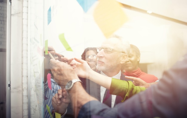 写真 マスクをかぶった人々のグループ