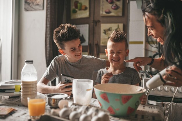 写真 テーブルに食べ物を置いた人々のグループ