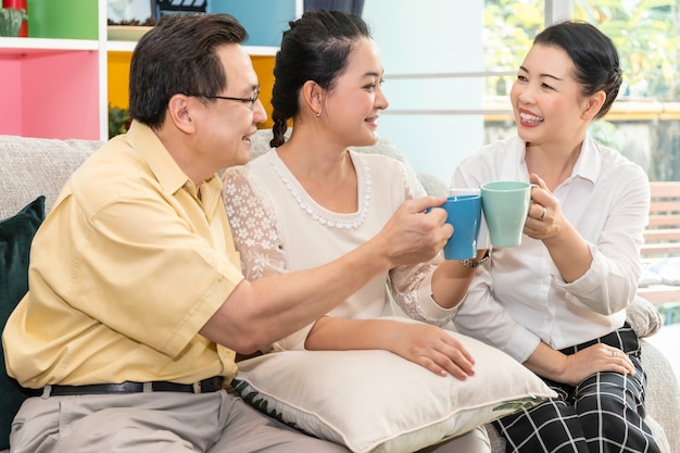 シニアアジアのグループは、友人会議と特別養護老人ホームでコーヒーを飲みました。
