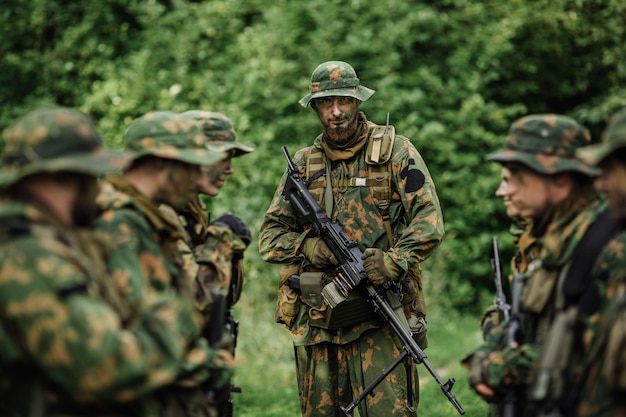 Фото Группа бойцов спецназа во время рейда в лесу