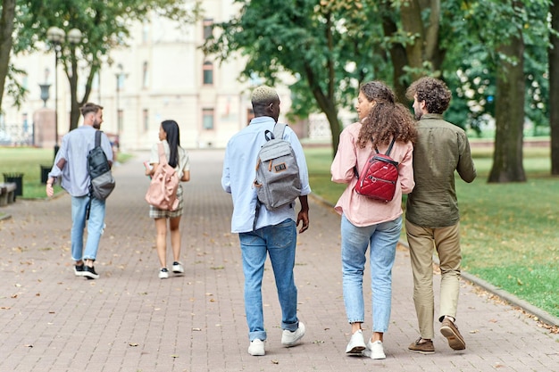 写真 公園を歩く学生の友人のグループ