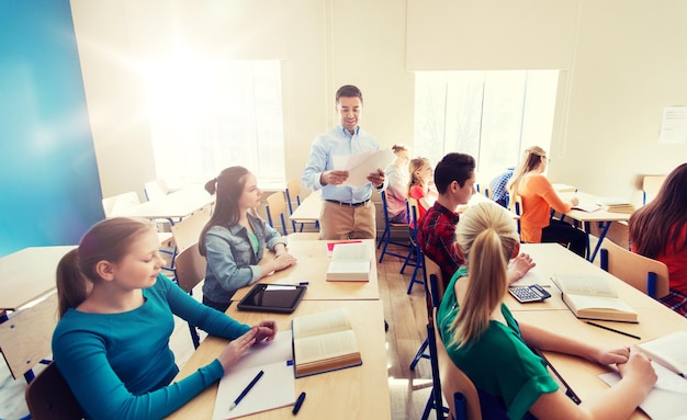 写真 学生と教師のグループ テスト結果