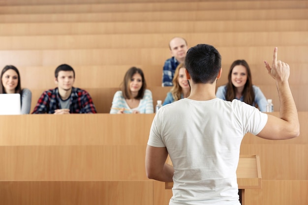 写真 教室に座って話している学生のグループ