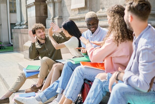 写真 階段に座っている学生のグループ