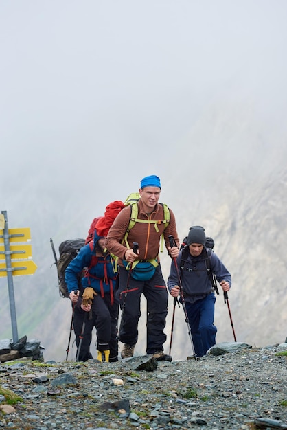 사진 산을 등반 하는 여행자의 그룹