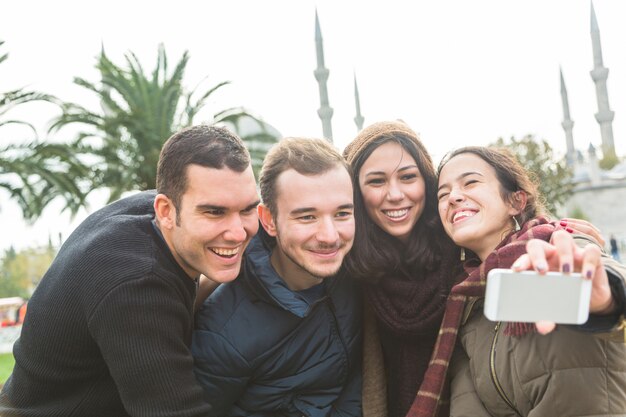 イスタンブールでselfieを取っているトルコ人の友人のグループ