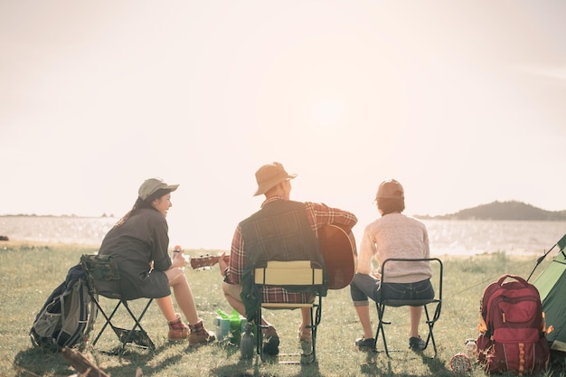 写真 キャンプ旅行では、若者のグループがドラムやギターの音楽を楽しんでいます。